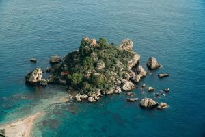 uma ilha no meio da água em Casa Marlù em Taormina
