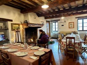 Телевизор и/или развлекательный центр в Vivere la natura in Umbria +17 фотографий