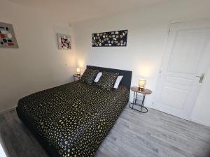 - une chambre avec un lit et 2 bougies sur 2 tables dans l'établissement F2 neuf tout confort proche Epinal/ lac de Bouzey, à Uxegney