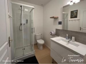 uma casa de banho com um chuveiro, um WC e um lavatório. em Domaine de la Terrasse em Carbonne