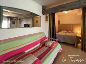 Carbonne的住宿－Domaine de la Terrasse，一间卧室设有两张床和大镜子