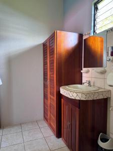 een badkamer met een wastafel en een spiegel bij Hotel La Fiore de Bahia in Uvita