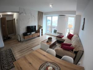 sala de estar con sofá y TV en Murphy's Apartment en Mavrovo