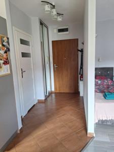 - un couloir avec un lit et une porte en bois dans l'établissement Witkowska-nocleg, à Wrocław
