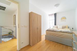een slaapkamer met een bed en een schuifdeur bij Budapest Central Home with Parking&Terrace in Boedapest