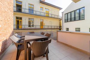 een balkon met een tafel en stoelen in een gebouw bij Budapest Central Home with Parking&Terrace in Boedapest