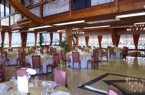a large banquet hall with tables and chairs at Hotel Marinella in Pizzo