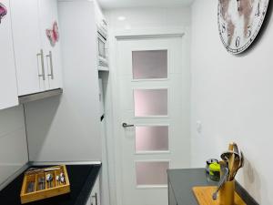 a kitchen with white walls and a door at Estudio a 100 m del mar in Vinarós