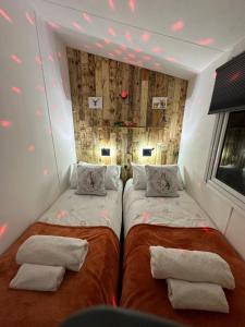 Ένα ή περισσότερα κρεβάτια σε δωμάτιο στο Caravan Rabbit House No 81 at Three Lochs Holiday Park +44 φωτογραφίες