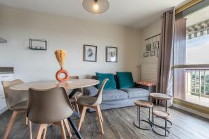 Гостиная зона в LE T3 CHAUMONT- Terrasse avec vue - Entre Beauval et Châteaux