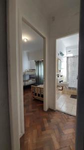 uma sala de estar com um corredor com piso em madeira em Tucuman y Carlos Pellegrini em Buenos Aires