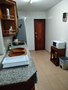 eine Küche mit einer Spüle und einer Arbeitsplatte in der Unterkunft Tu piso en el Camino de Santiago in Sarria