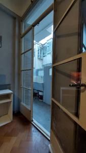 um quarto vazio com uma porta de vidro deslizante com uma janela em Tucuman y Carlos Pellegrini em Buenos Aires