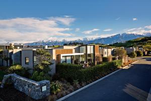 een weergave van een huis met bergen op de achtergrond bij The Fairways Luxury Accommodation Kaikoura in Kaikoura
