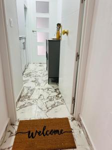 a welcome mat on the floor of a hallway at Estudio a 100 m del mar in Vinaròs +12 photos