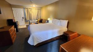 une chambre d'hôtel avec un lit et une fenêtre dans l'établissement Welcome Everett Inn, à Everett