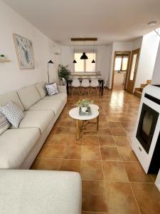 een woonkamer met een bank en een tafel bij El Escondite de Gredos in Lanzahita