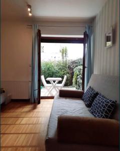 赫爾的住宿－GRECOS HOLIDAY，带沙发和滑动玻璃门的客厅