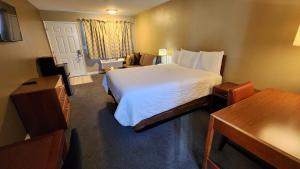 a hotel room with a bed and a desk at Welcome Everett Inn in Everett