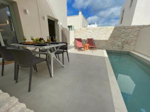 Sugarwhite Suites with Private not Heated Pool内部或周边的泳池