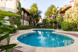 a swimming pool in the middle of a yard at Apartamento Breezes in Jericoacoara