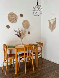 - une salle à manger avec une table et des chaises en bois dans l'établissement Studio27 - Apartment with balcony at the Buda castle, à Budapest