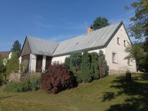 uma grande casa branca com um telhado cinzento em Naše chalupa em Stará Červená Voda