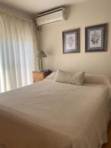 um quarto com uma cama grande e uma janela em Cuyen 1 Pleno Centro em Santa Rosa