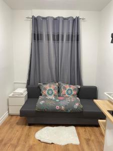 Część wypoczynkowa w obiekcie Studio paisible Paris 20