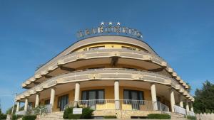 Un bâtiment avec un panneau en haut dans l'établissement Hotel Il Baronetto, à Tarsia