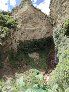 une montagne avec une cascade sur une falaise dans l'établissement Casa SABIA, 