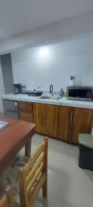 eine Küche mit einer Spüle und einer Mikrowelle in der Unterkunft Corcovado & Drake Inn in Drake
