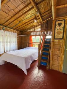 - une chambre avec un lit et un escalier dans l'établissement cabaña de guadua entre montañas, à Palestina
