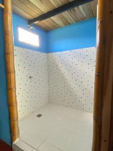 d'un coin d'une pièce dotée d'un mur avec des points de polka dans l'établissement cabaña de guadua entre montañas, à Palestina