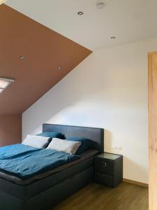 Blick Bergwinkel في شلوشترن: غرفة نوم بسرير من الشراشف الزرقاء