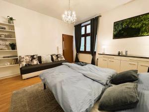 una camera con un letto e un divano di Luxusný apartmán v centre mesta a Piešťany