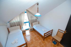 een kleine kamer met een bed en twee stoelen bij Hotel Ambasador in Bahçalleku