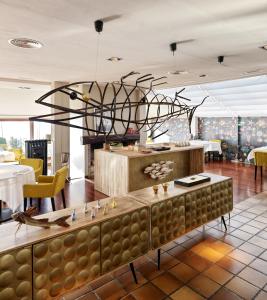 Barizo的住宿－蒼鷺旅館，一间带桌子和大型雕塑的用餐室