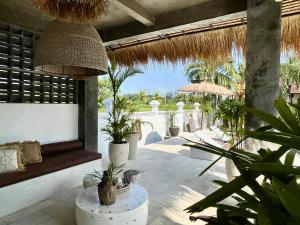 un patio con macetas y vistas al océano. en Casa Sal Bali, en Keramas