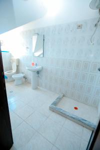 een badkamer met een toilet en een wastafel bij Hotel Ambasador in Bahçalleku
