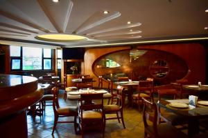 メキシコシティにあるHotel Torremolinos Vallejo Ciudad de Mexicoの部屋にテーブルと椅子があるレストラン