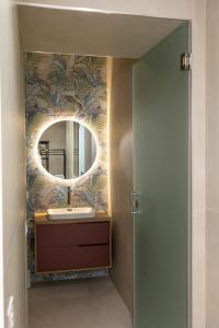 bagno con lavandino e specchio di A casa Mia (imbriani77) a Napoli