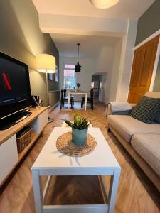 a living room with a couch and a table at Kings Bridge Townhouse in Belfast