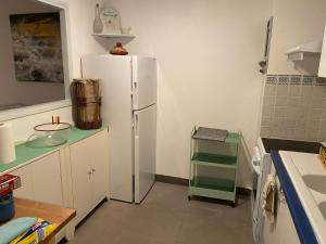 eine Küche mit einem weißen Kühlschrank im Zimmer in der Unterkunft L’Albatros in Sanary-sur-Mer