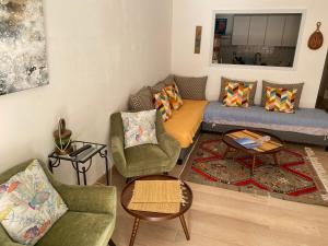 ein Wohnzimmer mit einem Sofa und 2 Stühlen in der Unterkunft L’Albatros in Sanary-sur-Mer