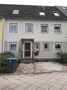 ein Haus mit der Vordertür davon in der Unterkunft 3 Zimmerwohnung am Neuer Teich in Wolfsburg