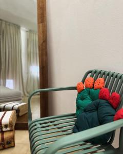 un divano verde con cuscini rossi in soggiorno di Casa Vacanza - La Tartaruga a Milazzo