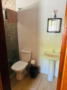 uma casa de banho com um WC e um lavatório em Chalé Vila das Oliveiras em Penha