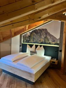 een slaapkamer met een groot bed en een groot raam bij Haus Kreiznegge - Chiemgau Karte in Inzell