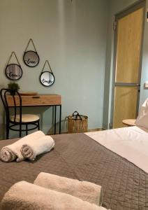 een slaapkamer met een bed en een bureau met 2 spiegels bij Marina rooms in Argostoli